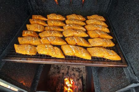 Lachsfiletstücke nach dem Räuchern - Stremellachs.jpg